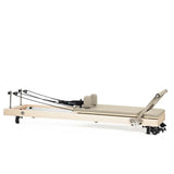 Vertikaler Pilates Reformer in Helle Mokka, Seitenansicht