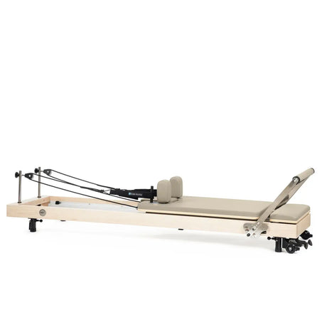 Vertikaler Pilates Reformer in Helle Mokka, Seitenansicht