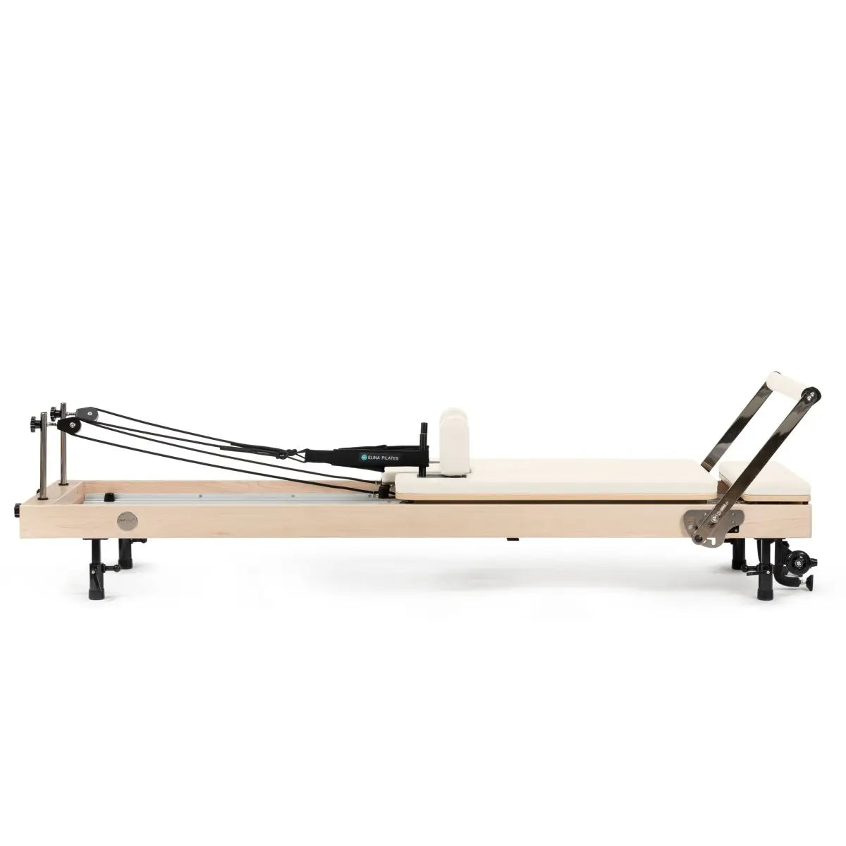 Vertikaler Pilates Reformer in Elfenbein, vertikal verstaut