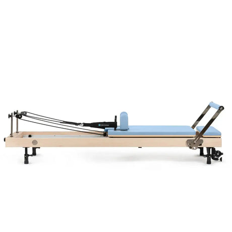 Vertikaler Pilates Reformer in Meerblau, vertikal verstaut