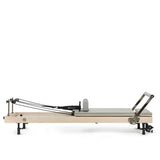 Vertikaler Pilates Reformer in Iceberg, vertikal verstaut
