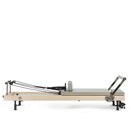 Vertikaler Pilates Reformer in Iceberg, vertikal verstaut