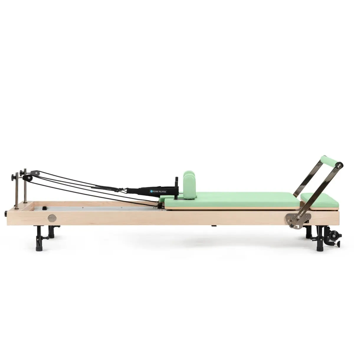 Vertikaler Pilates Reformer in Grün, vertikal verstaut