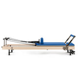 Vertikaler Pilates Reformer in Blau, vertikal verstaut
