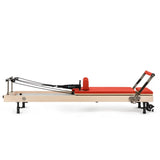 Vertikaler Pilates Reformer in Rot, vertikal verstaut