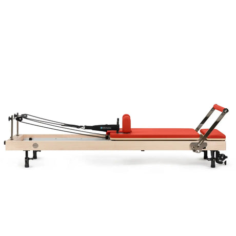 Vertikaler Pilates Reformer in Rot, vertikal verstaut