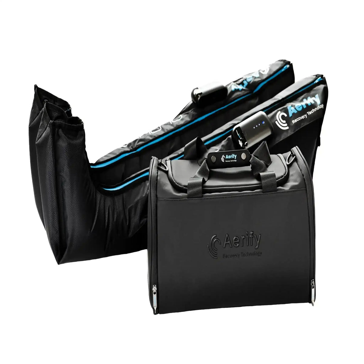 Aerify ALPHAS Boots, Manschetten neben der schwarzen Reisetasche auf weißem Hintergrund