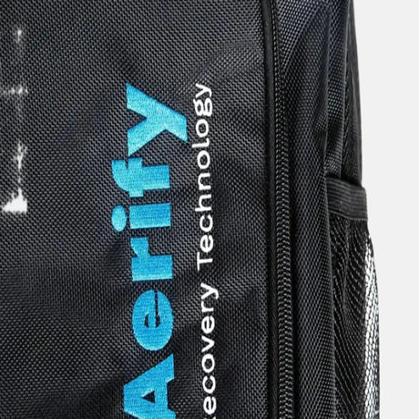 Aerify Backpack für Charge in Schwarz, Detail des blauen Schriftzugs und der seitlichen Netztasche