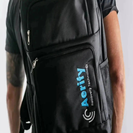 Aerify Backpack für Charge in Schwarz, auf dem Rücken getragen, Seitenansicht mit Fronttasche