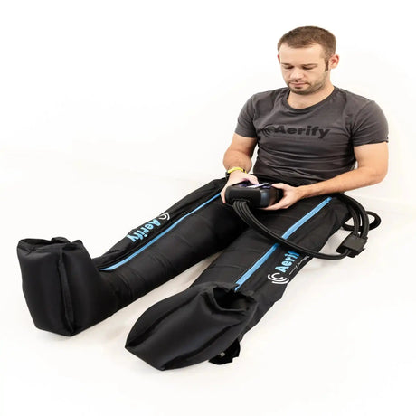 Aerify Charge Recovery System, Person trainiert mit Stiefeln im Studio, Seitenansicht