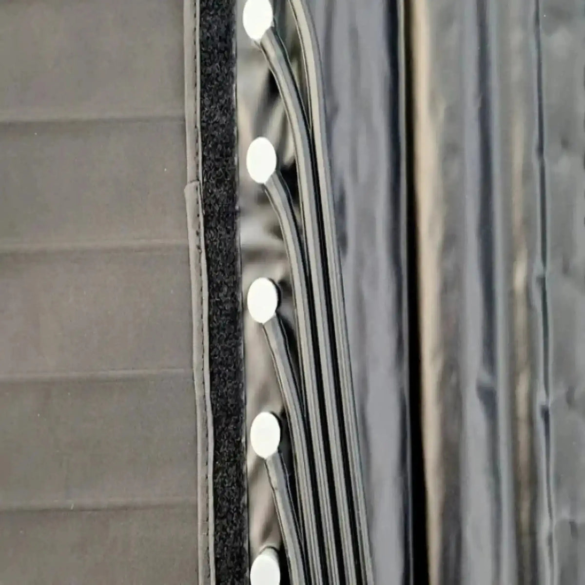 Detail der Innenseite vom Aerify Compression Belt für Standard mit Kammern und Klettrand