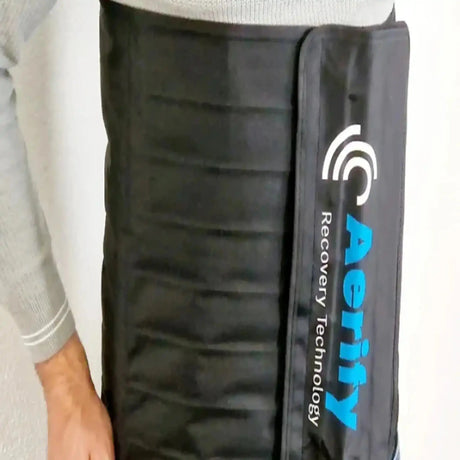 Nahaufnahme vom Aerify Compression Belt für Standard am Oberkörper, Klettverschluss und Kammern