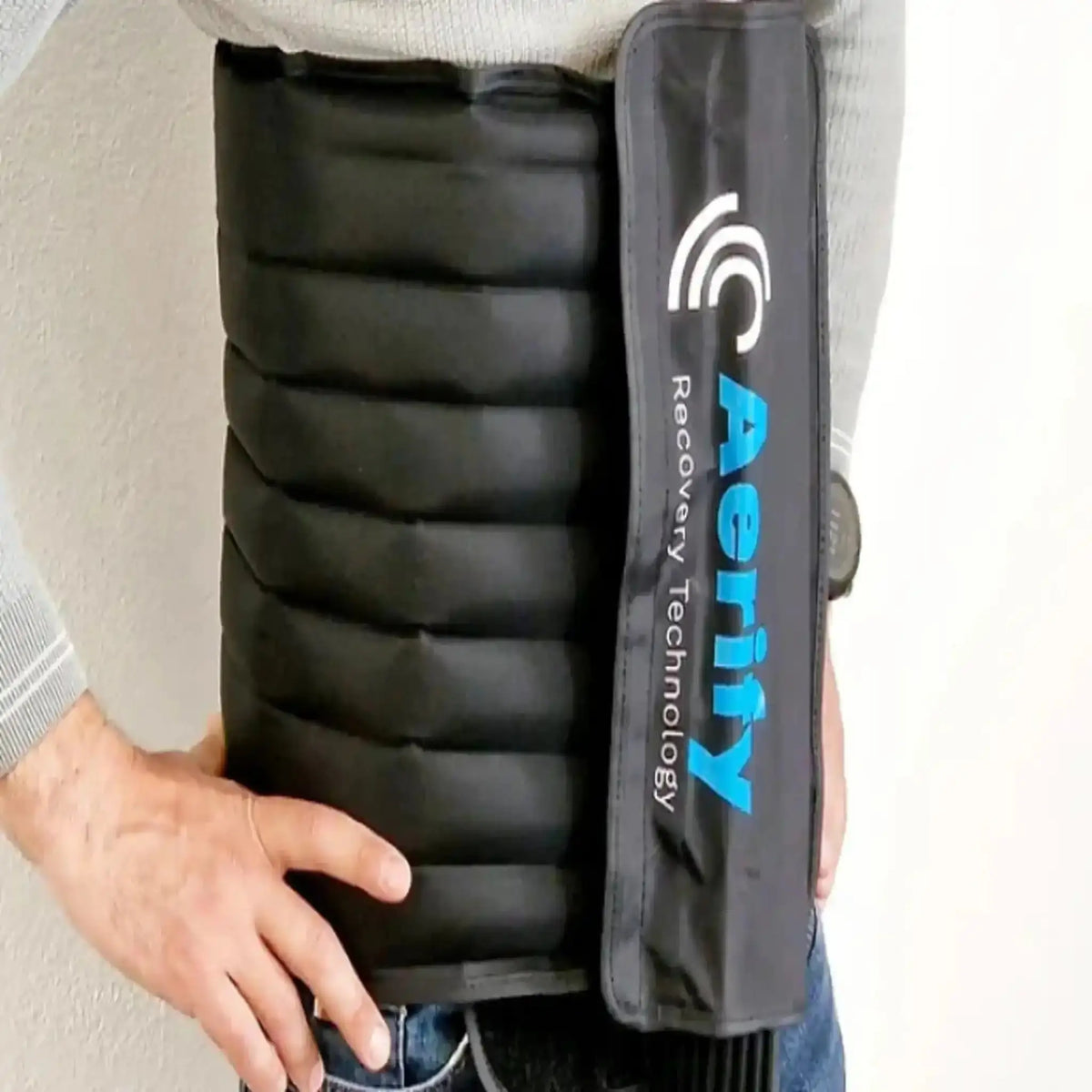 Aerify Compression Belt für Standard am Rumpf getragen, Frontansicht mit blauem Logo auf der Lasche