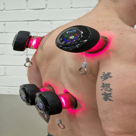 Aerify Dynamic Cupping, zwei Geräte mit rotem Licht auf Schulter und Oberarm eines Mannes