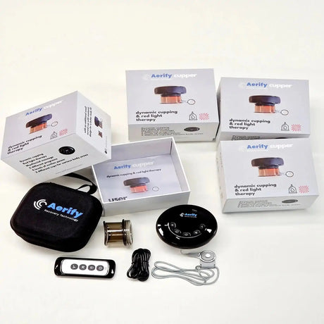 Aerify Dynamic Cupping, Lieferumfang mit Verpackungen, Tasche, Fernbedienung und Kabel auf weißem Tisch