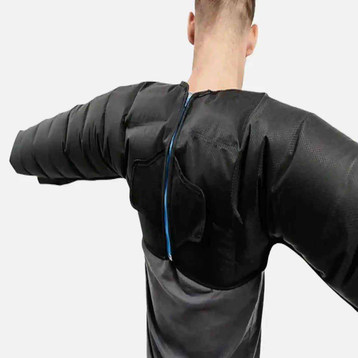Aerify Jacket Attachment für Charge, Person von hinten mit Jackenpolsterung