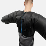 Aerify Jacket Attachment für Charge, Person von hinten mit Jackenpolsterung