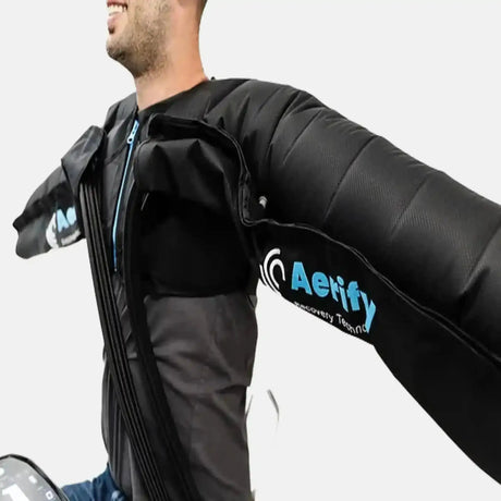 Aerify Jacket Attachment für Charge, Person trägt Jacke über Schulter, Schrägansicht