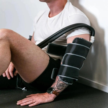 Seitenansicht: Aerify Knee/Elbow Attachment für Cryoboots am Oberarm und Ellenbogen mit Schlauch