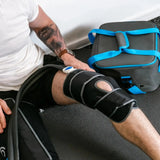 Aerify Knee/Elbow Attachment für Cryoboots am Knie, Nahaufnahme mit Schlauchanschluss und Kühltasche
