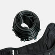 Aerify Leg Cuffs für Charge mit aufgerolltem Anschlussschlauch und schwarzer Beinmanschette