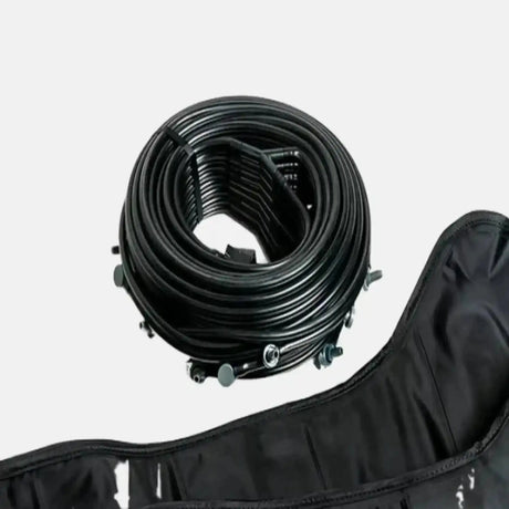 Aerify Leg Cuffs für Charge mit aufgerolltem Anschlussschlauch und schwarzer Beinmanschette
