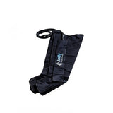 Aerify Lite Compression Boots: ein Paar schwarzer Beinmanschetten mit Schlauchanschluss, liegend