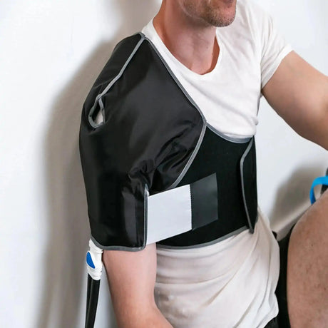 Aerify Shoulder Attachment für Cryoboots, Aufsatz angelegt an Schulter und Oberarm eines Mannes, Nahaufnahme
