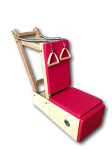 Body & Exercise Arm Baby Chair – Schrägansicht mit rotem Polster, Holzrahmen und Griffen vor Schwarz