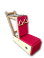 Body & Exercise Arm Baby Chair – Schrägansicht mit rotem Polster, Holzrahmen und Griffen vor Schwarz
