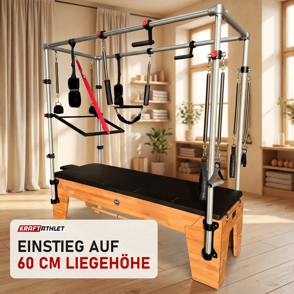 Body & Exercise Cadillac Classic aus Buchenholz in einem hellen Pilates-Studio mit Holz und Leinen