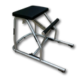 Body & Exercise Chair Salvaspazio in Schrägansicht mit schwarzem Sitz und Chromrahmen vor schwarzem Hintergrund