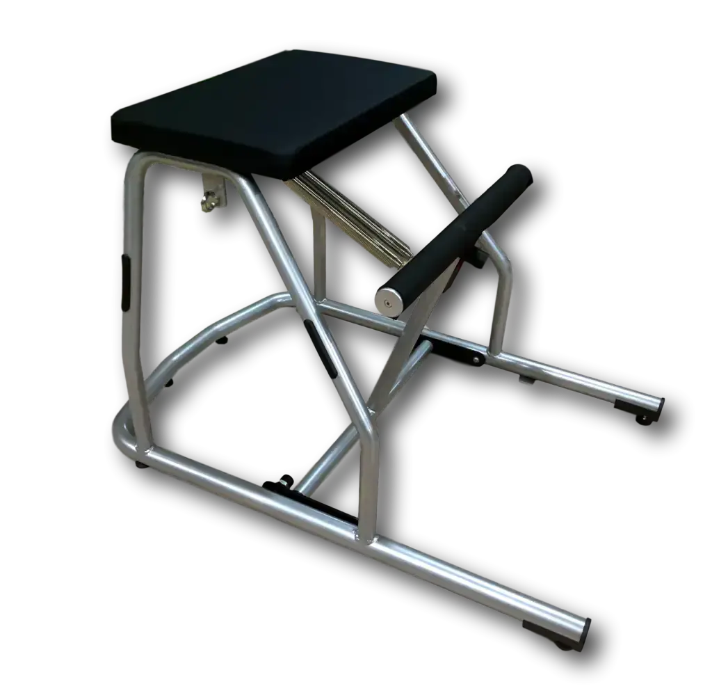 Body & Exercise Chair Salvaspazio in Schrägansicht mit schwarzem Sitz und Chromrahmen vor schwarzem Hintergrund