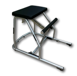 Body & Exercise Chair Salvaspazio in Schrägansicht mit schwarzem Sitz und Chromrahmen vor schwarzem Hintergrund