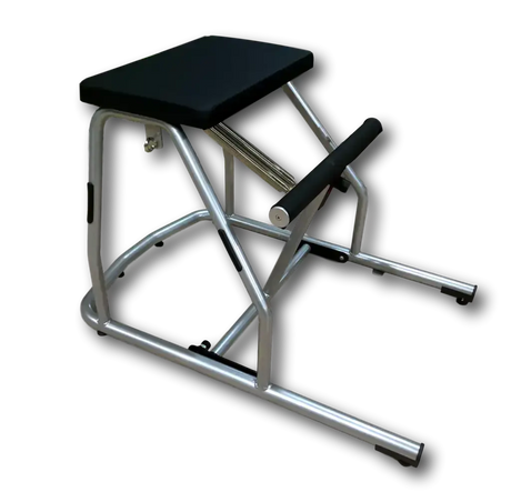 Body & Exercise Chair Salvaspazio in Schrägansicht mit schwarzem Sitz und Chromrahmen vor schwarzem Hintergrund