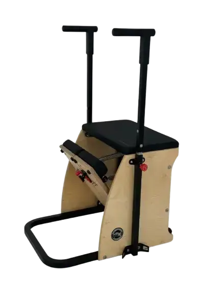 Body & Exercise Combo Chair aus Stahl – Schrägansicht mit Holzkorpus, Griffstangen und Pedalen