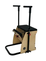 Body & Exercise Combo Chair aus Stahl – Schrägansicht mit Holzkorpus, Griffstangen und Pedalen