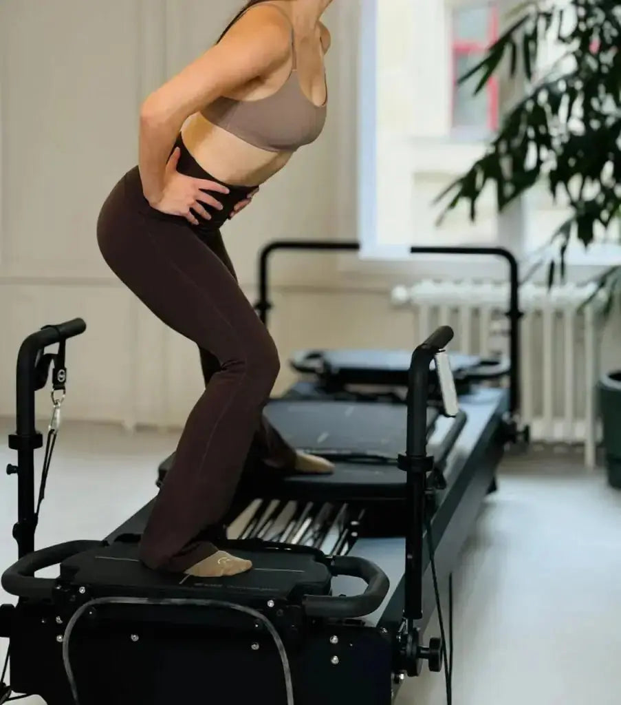 Body & Exercise EVO-Performance Workstation, Person trainiert stehend auf dem Gerät