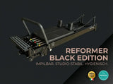 Body & Exercise Reformer Black Edition Grafik mit Schrägansicht und Titel Reformer Black Edition vor dunklem Hintergrund