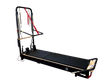 Body & Exercise Reformer Black Edition Stand Up, ausgeklappt vor schwarzem Hintergrund