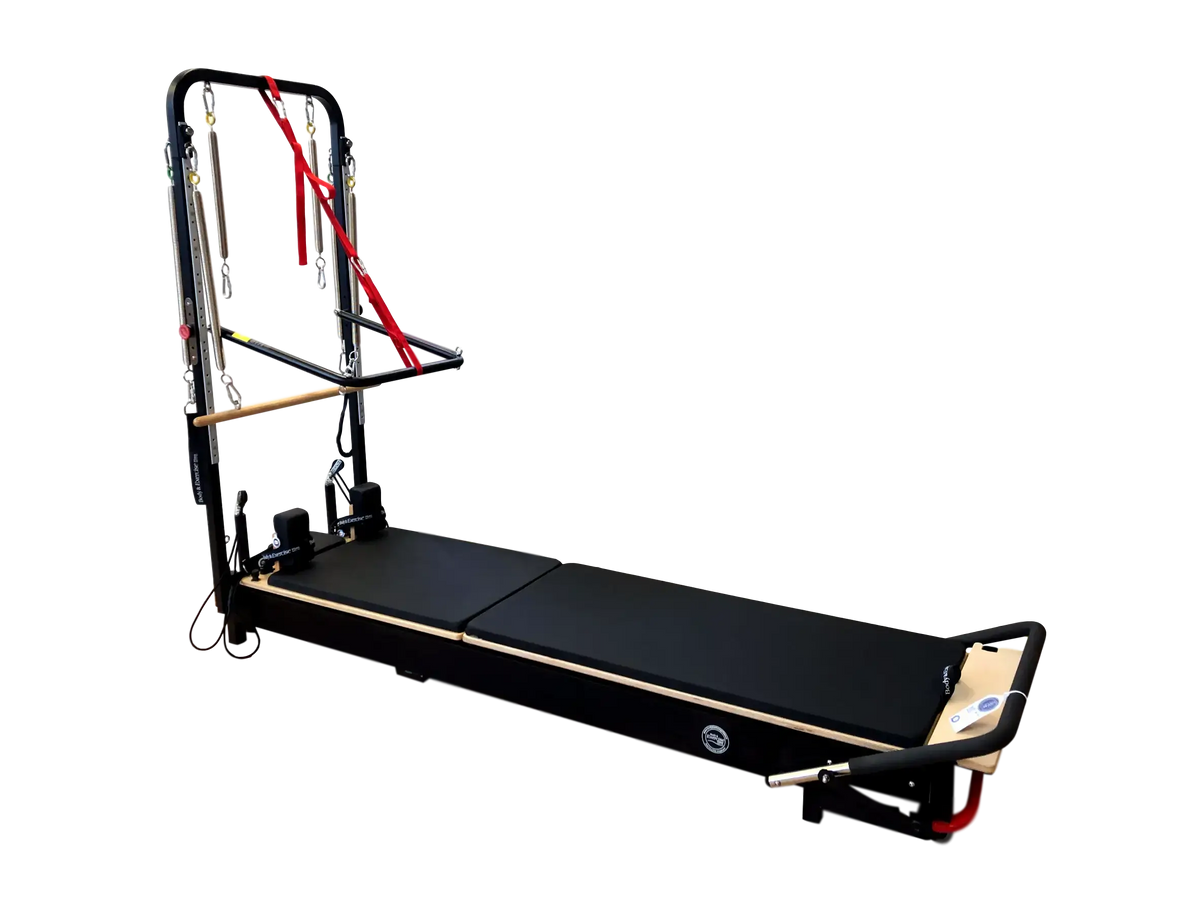 Body & Exercise Reformer Black Edition Stand Up, ausgeklappt vor schwarzem Hintergrund
