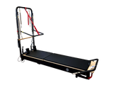 Body & Exercise Reformer Black Edition Stand Up, ausgeklappt vor schwarzem Hintergrund