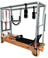 Body & Exercise Reformer Combo aus Buchenholz, Schrägansicht mit Cadillac-Rahmen, Schlaufen und schwarzem Polster