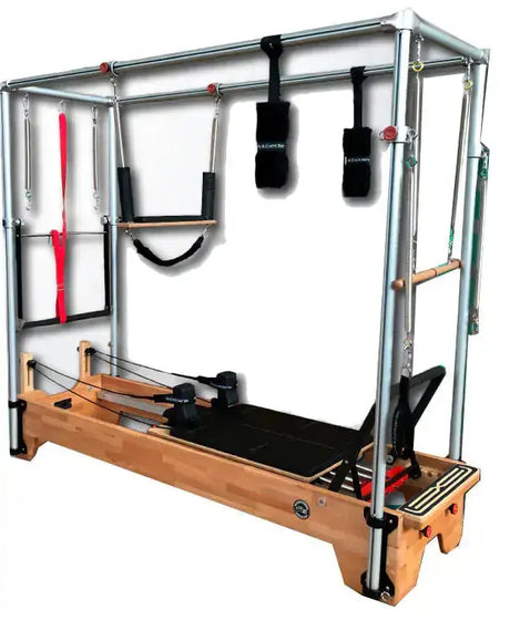 Body & Exercise Reformer Combo aus Buchenholz, Schrägansicht mit Cadillac-Rahmen, Schlaufen und schwarzem Polster