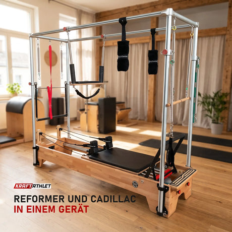 Body & Exercise Reformer Combo aus Buchenholz in einem hellen Pilates-Studio mit Holz und Leinen