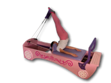 Body & Exercise Reformer Kid in Rosa mit Kind bei einer Übung an den Schlaufen vor schwarzem Hintergrund