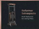 Body & Exercise Reformer Salvaspazio aus Aluminium, Titelgrafik mit senkrecht verstautem Reformer