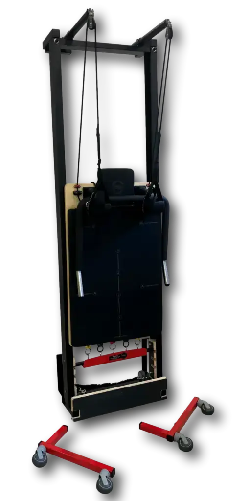 Body & Exercise Reformer Salvaspazio aus Aluminium, hochkant aufgestellt mit roten Rollen vor dunklem Hintergrund