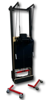 Body & Exercise Reformer Salvaspazio aus Aluminium, hochkant aufgestellt mit roten Rollen vor dunklem Hintergrund