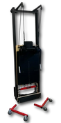 Body & Exercise Reformer Salvaspazio aus Aluminium, hochkant aufgestellt mit roten Rollen vor dunklem Hintergrund